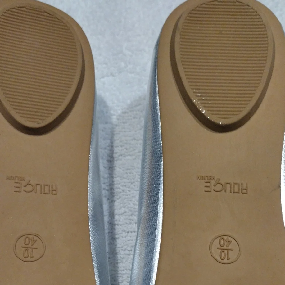 Rouge. Classic And Comfortable Silver Ballet Flats - Picture 4 of 4